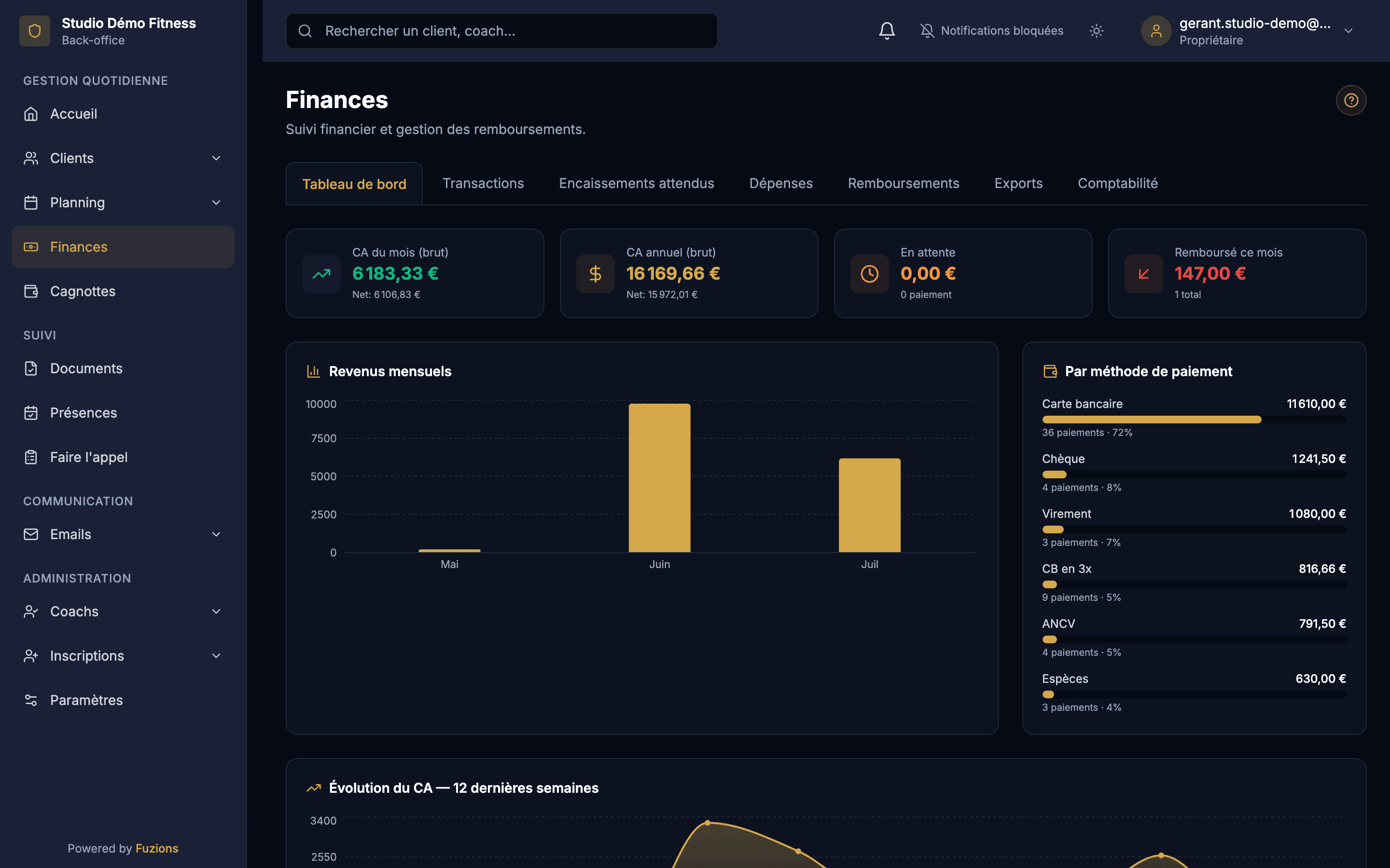 Tableau financier du studio affiché sur ordinateur, encaissements et méthodes de paiement